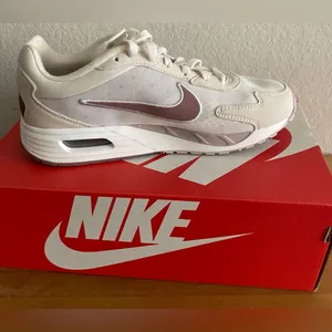 New Nike Women’s Air Max Solo Phantom Smokey Mauve Casual Sneakers Size 9 thumbnail 7