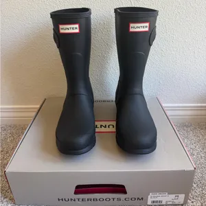 Hunter Original Short Rain Boots in Matte Black- Size 9- New in Box thumbnail 1