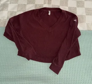 Alo Yoga Muse Ribbed Crop Pullover in‎ cherry cola M thumbnail 1