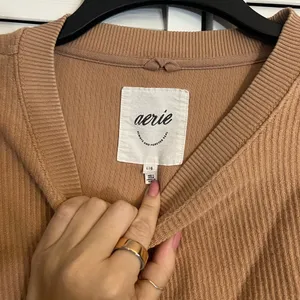 aerie | size large brown khaki ribbed crewneck thumbnail 3