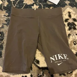 Nike yoga brown bike short thumbnail 1