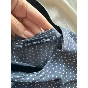 Abercrombie & Fitch Women's Polka Dot Blouse Size M Blue Gray Cap Sleeve thumbnail 4