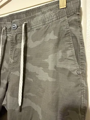 Vuori women’s medium Olive Gray Camo Cargo Pants thumbnail 4