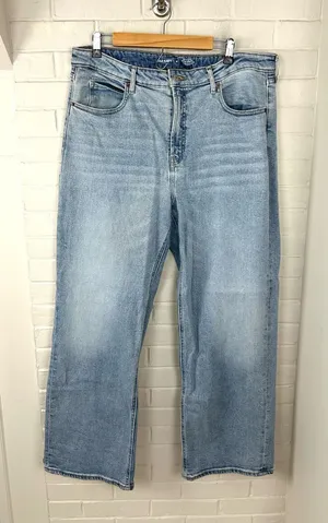 Old Navy Sky-Hi Wide Leg Extra High Rise Jeans Size 16 thumbnail 1