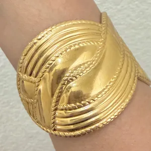 Vintage AVON Moroccan Weave Wide Cuff Chunky Statement Gold Tone Bangle Bracelet thumbnail 4