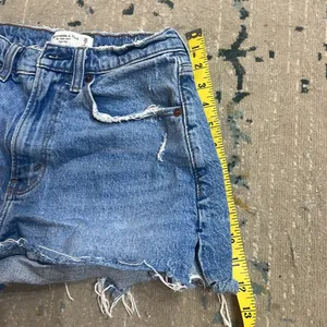 Abercrombie and Fitch high rise mom shorts size curve love thumbnail 3