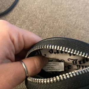 Juicy couture black faux leather Coin Purse Headphone Makeup Travel Keychain thumbnail 8
