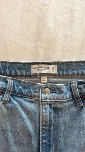 Abercrombie Curve Love Ultra High-Rise 90s Jeans thumbnail 3