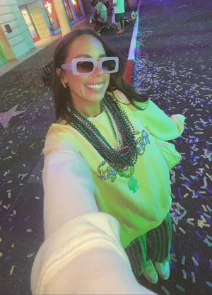 Yellow Universal Mardi Gras Sweatshirt Size XL thumbnail 1