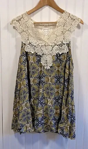 Umgee lace sleeveless blouse  thumbnail 1