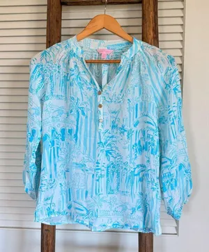 Lilly Pulitzer Top Blouse Blue White Print Sleeve Gold Button Detail Size XXS thumbnail 1
