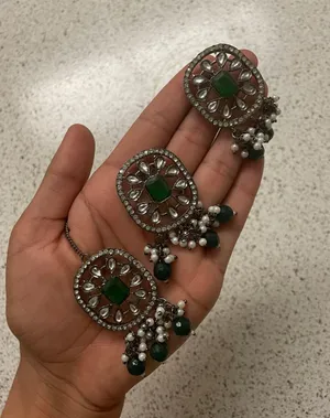 Green earrings thumbnail 1