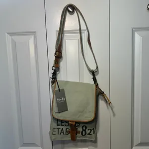 NWT‎ Myra Bag 821 Sage Green Canvas Leather Trim Crossbody Messenger Bag Boho thumbnail 2