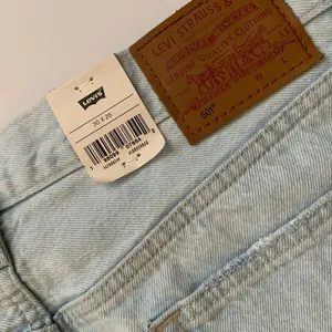 Levi’s 501 Original Cropped Straight‎ Leg Light Wash Jeans Size 30 thumbnail 5