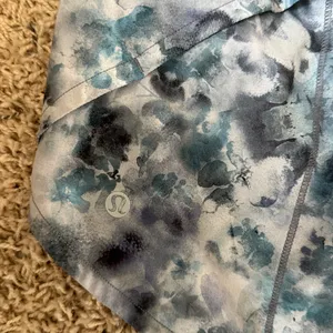 Lululemon Speed Up Low-Rise Short 2.5" in Kaleidofloral Multi / Blue Cast Sz 12 thumbnail 4