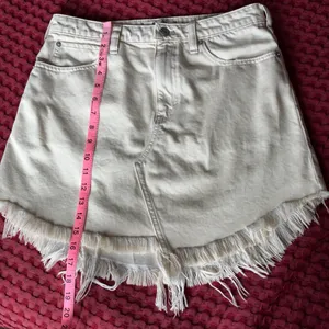 We The Free Twenty Nine Denim Skirt Size 29 Ivory White Frayed Raw Hem 100% Cotton thumbnail 7