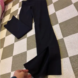 Alo Yoga Flared Pants thumbnail 12