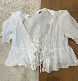 American Eagle White cropped flowy shirt thumbnail 1