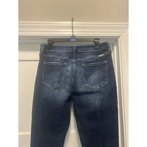 KanCan Mid Rise Tapered Leg Jeans Size 13/30 Dark Wash Stretch Denim Frayed Hem thumbnail 5