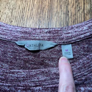 Athleta Space Dye Long Sleeve Top Burgundy Thumbholes Curved Hem Womens M Active thumbnail 2