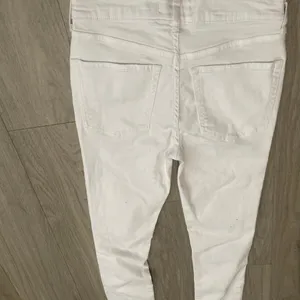 Free People White Distressed Skinny Jeans thumbnail 3
