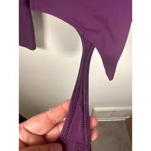 Aritzia Babaton NEW Contour Dewberry Purple Mauve Bodysuit V‎ Neck Long Sleeve L thumbnail 7