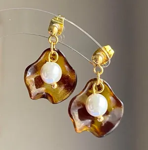 Handmade cute retro chic Tortoiseshell flower petal & glass pearls dangle earrings🤎 thumbnail 4