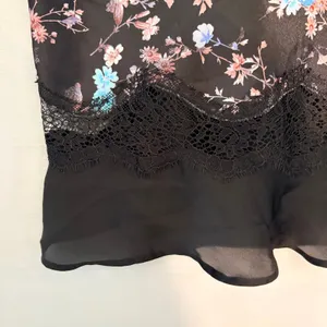 Victoria's Secret Floral Satin‎ Camisole Black Lace Trim Ruffle Hem Top Large thumbnail 4