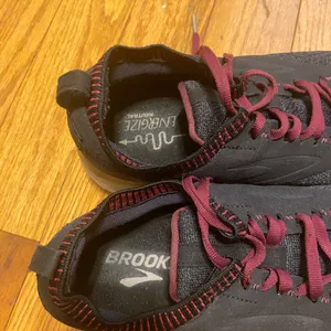 Women's Brooks Ricochet LE Black Maroon‎ Running Shoes Size 11.5 1202921B018 thumbnail 4