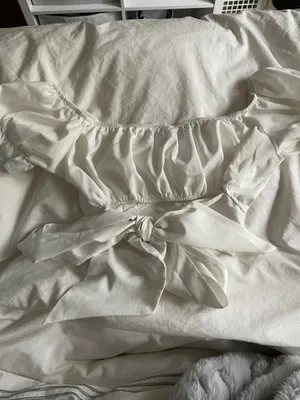 White Crop Top With Bow in Back Size M thumbnail 2