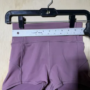 Lululemon Rogue Renegade High Rise Shorts 2.5" Size 4 Midnight Orchid Pockets thumbnail 3