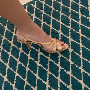 Karen Scott heels thumbnail 4