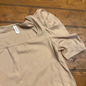 MISSUFE Ribbed Square‎ Neck Puff Sleeve Bodysuit Tan S thumbnail 2