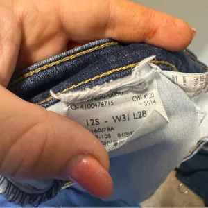 Levis Classic Straight Jean Dark Wash Mid‎ Rise 31x28 PETITE thumbnail 6