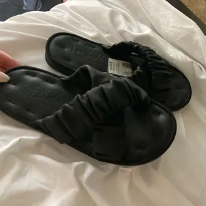 Black Crisscross Slip Ons Size 7 thumbnail 11