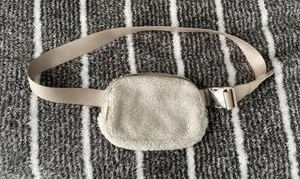 Lululemon Bag Everywhere Belt Fleece thumbnail 1