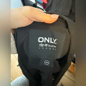 Only Edge Collection Y2K Janine Cropped Black Blazer thumbnail 4