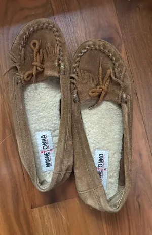 Minnetonka Moccasins Women’s 9 thumbnail 1