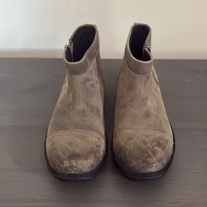 Ugg Attell Black Waterproof Leather Bootie‎ Side Zip Wool Lining Size 7.5 thumbnail 2