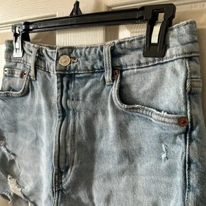Zara Women’s Distressed‎ Cut Off Jean Shorts Size 6 thumbnail 3