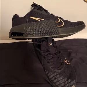 Nike unisex Black and Gold Metcon 9 women’s 8 thumbnail 2