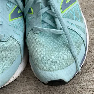 New Balance 690 Running Aqua Sneakers size 9 thumbnail 5