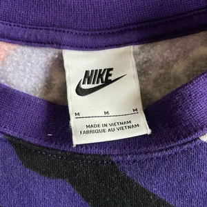 Vintage Nike AOP Crewneck Sweatshirt Women’s M Purple Abstract Graphic Retro thumbnail 4