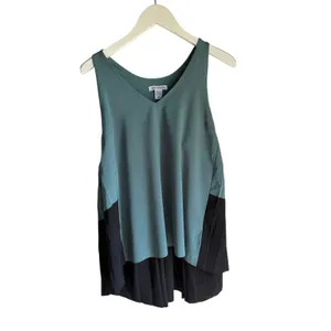 Athleta Women's Green Colorblock Swing Tank Top Medium Sleeveless Travel Hiking thumbnail 3