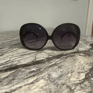 Black Oversized Sunglasses thumbnail 2