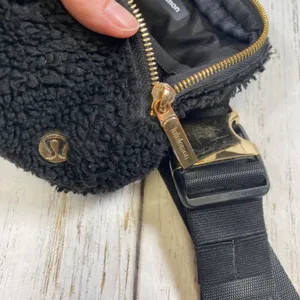 Lululemon Everywhere Belt Bag Black Fleece Sherpa with Gold Hardware 1L thumbnail 11
