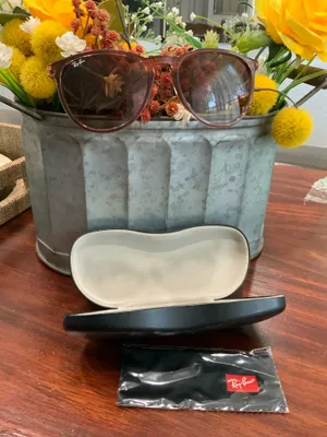 Authentic Ray-Ban sunglasses featRay-Ban Sunglasses with Case and Cleaning Cloth thumbnail 4