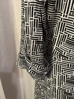 Black & White Geometric Wrap Dress - Women thumbnail 7