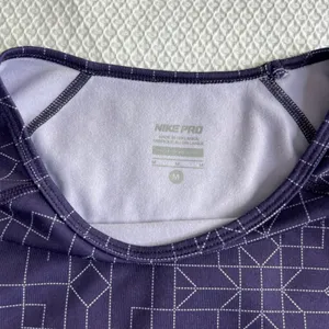Nike Pro Women's Size‎ Medium Long Sleeve Geometric Print Athletic Top Purple thumbnail 2