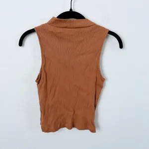 Uniqlo Crop Top thumbnail 2